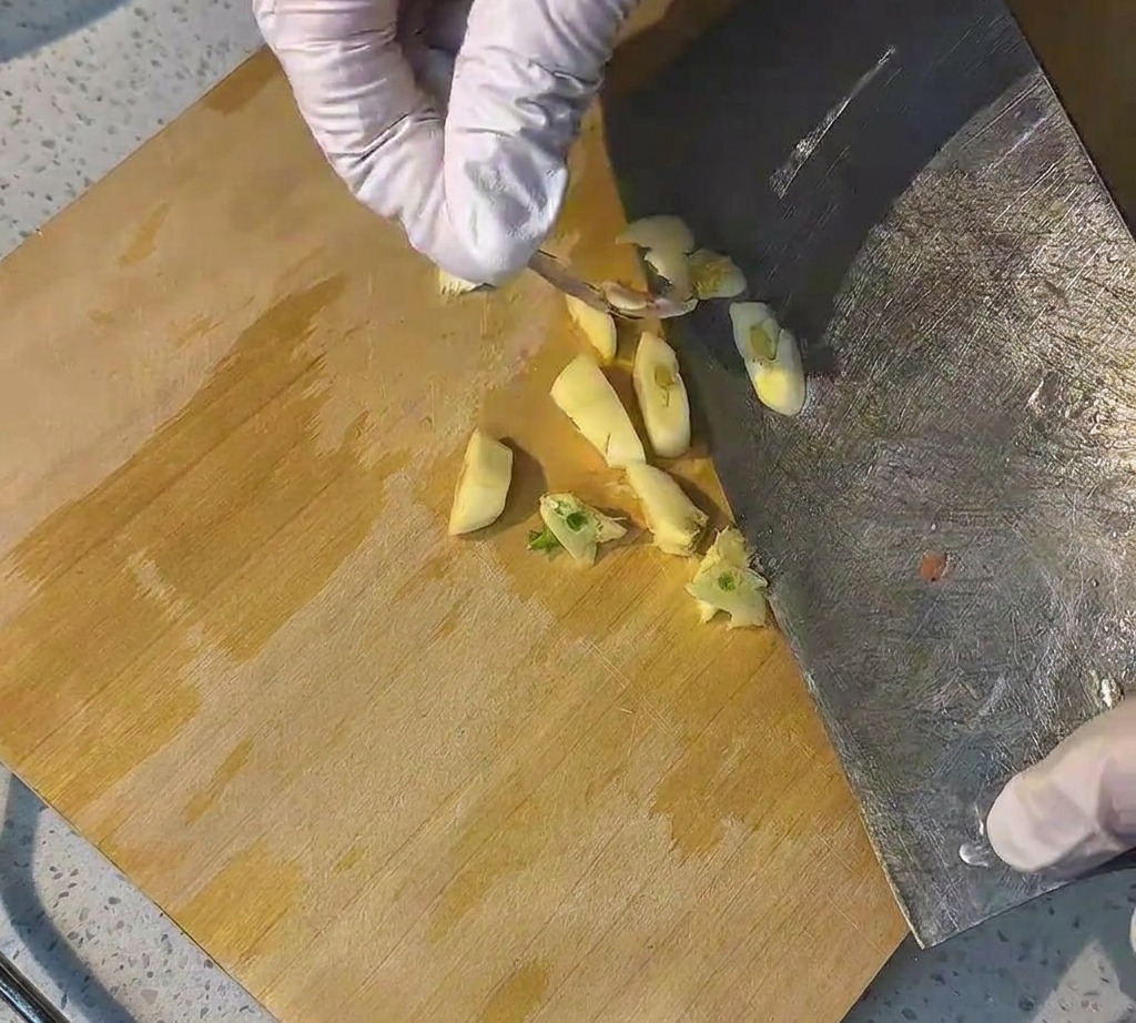 Spicchi daglio tritati finemente pronti per essere utilizzati nella ricetta.