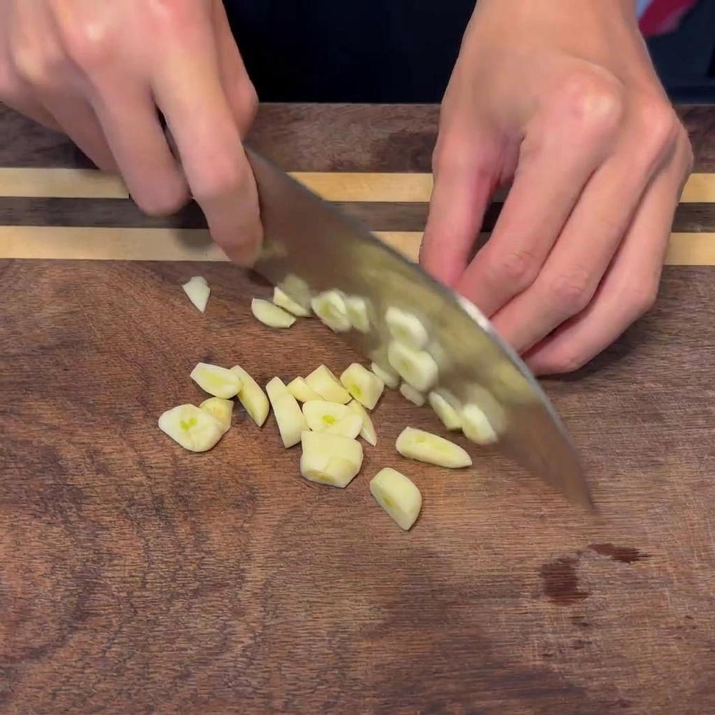Aglio finemente tritato pronto per essere utilizzato nella ricetta.