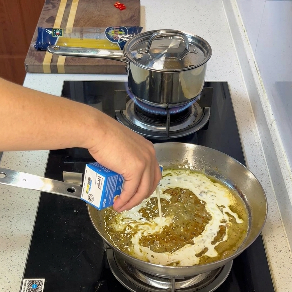 Panna fresca versata e mescolata nella padella per creare una salsa cremosa.