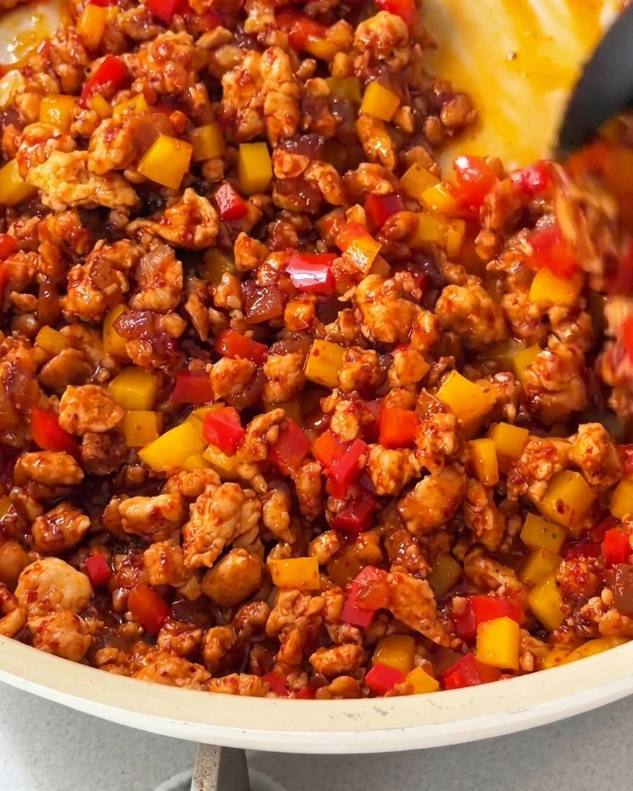 Riempimento dei gusci di patate precotti con il composto di pollo e verdure.