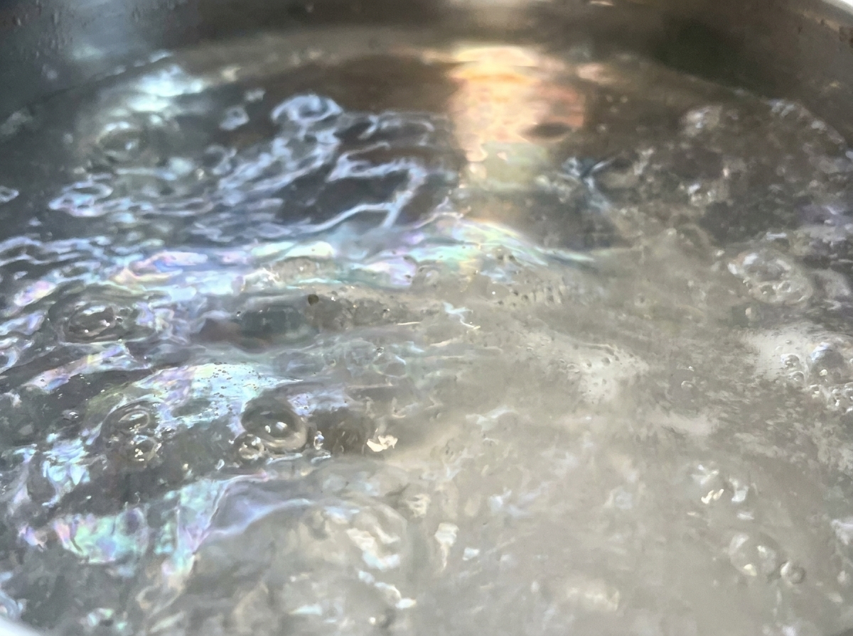 Spaghetti immersi in una pentola dacqua bollente.