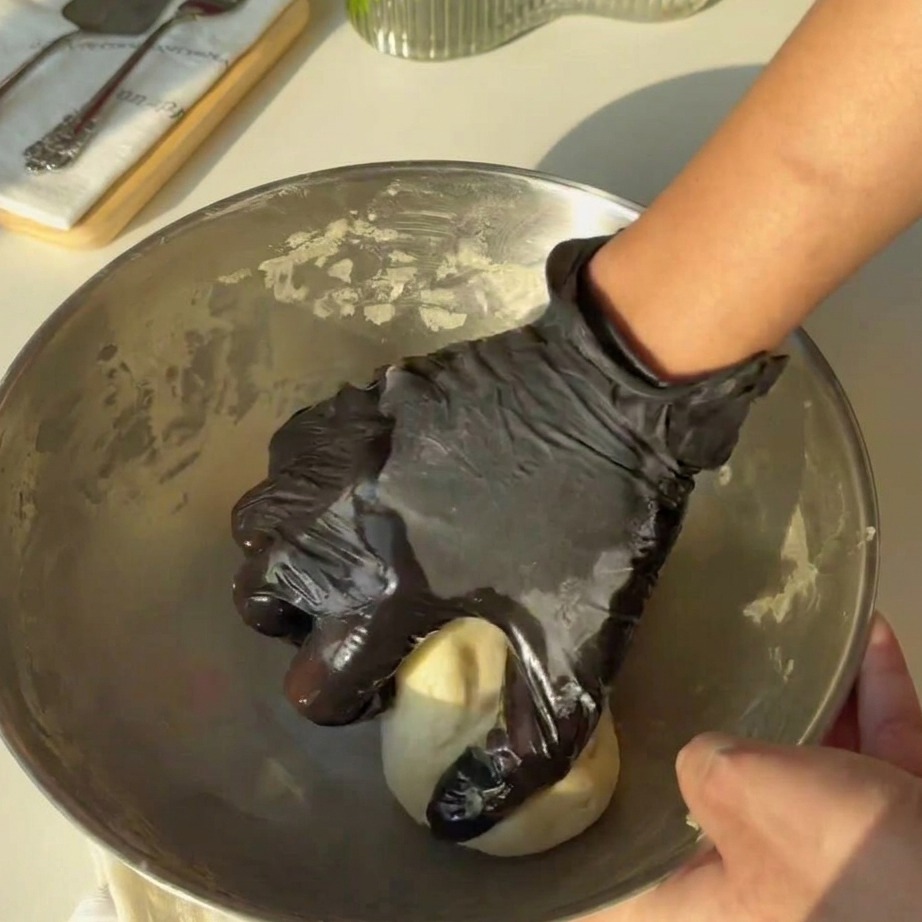 Impasto liscio lavorato a mano.