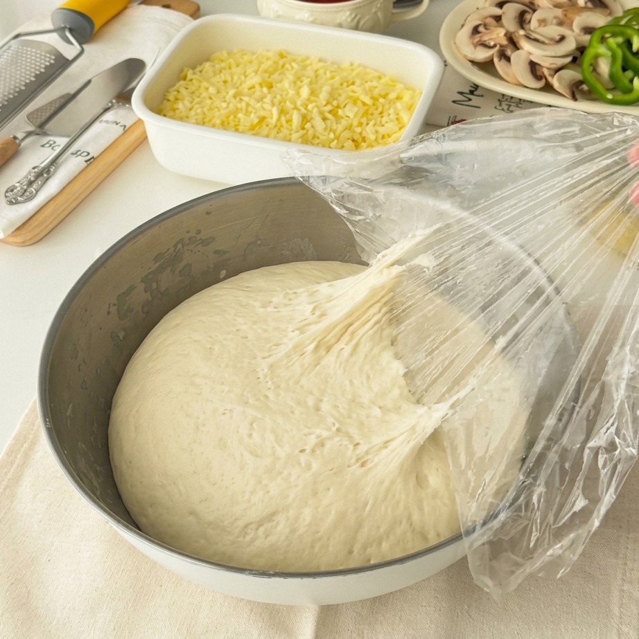 Impasto lievitato diviso in due parti.