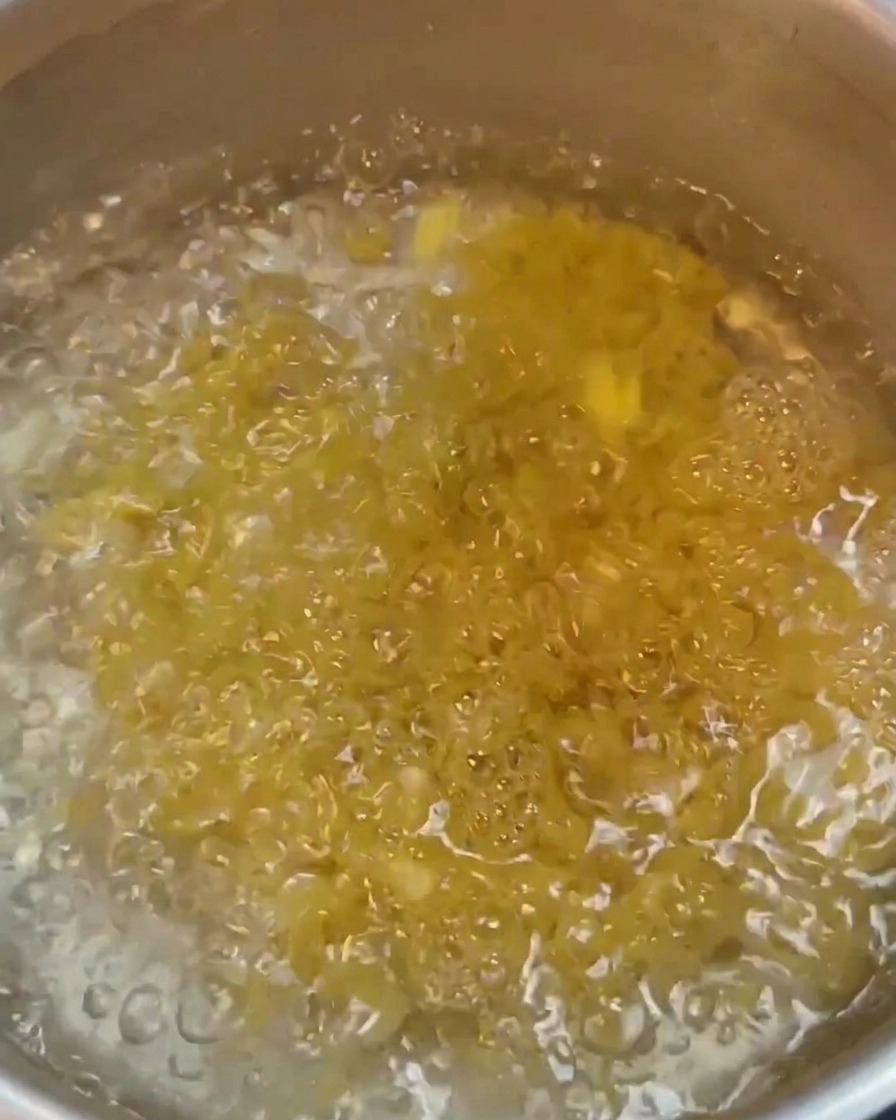 Maccheroni che bollono vigorosamente in una pentola dacqua.