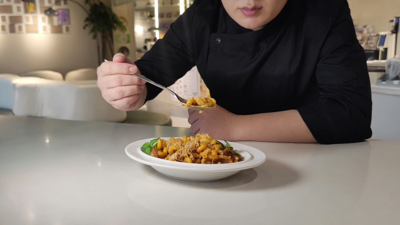Maccheroni Cremosi al Sapore di Salsiccia e Spezie