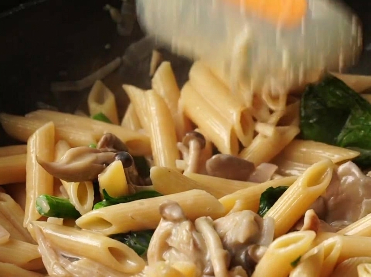 Foglie di spinaci freschi tagliate su un tagliere di legno.