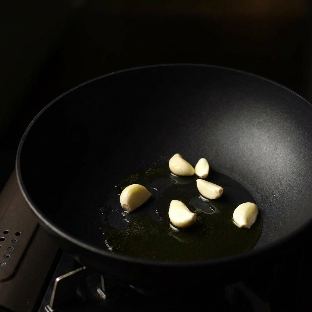 Aglio, cipolle e funghi che cuociono in una padella.
