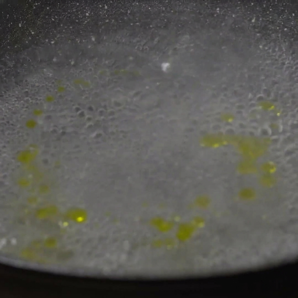 Paccheri versati in una pentola dacqua bollente.
