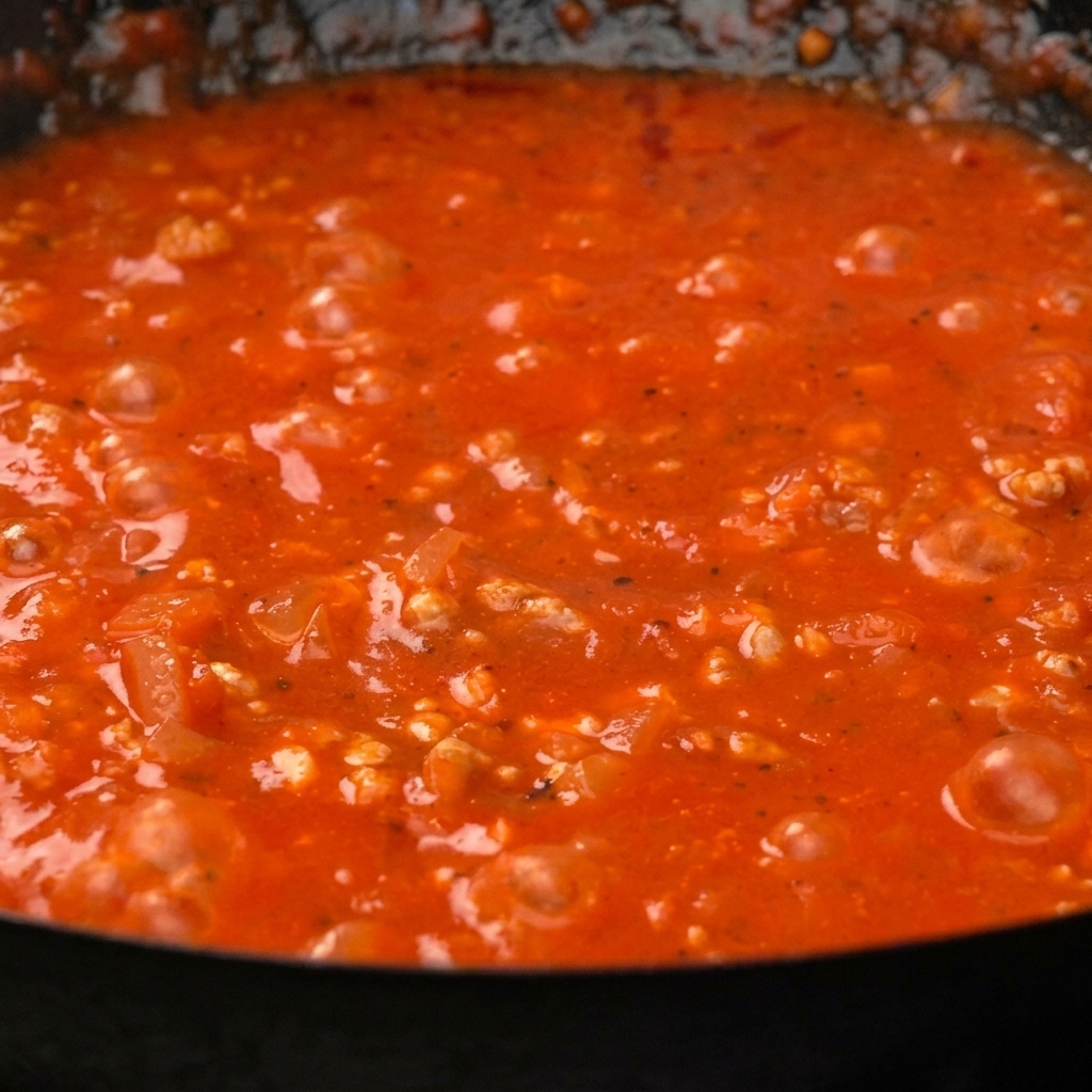 Paccheri versati direttamente nella padella con il sugo.