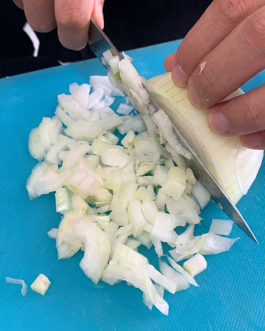Penne secche che vengono tuffate in una pentola di acqua bollente.