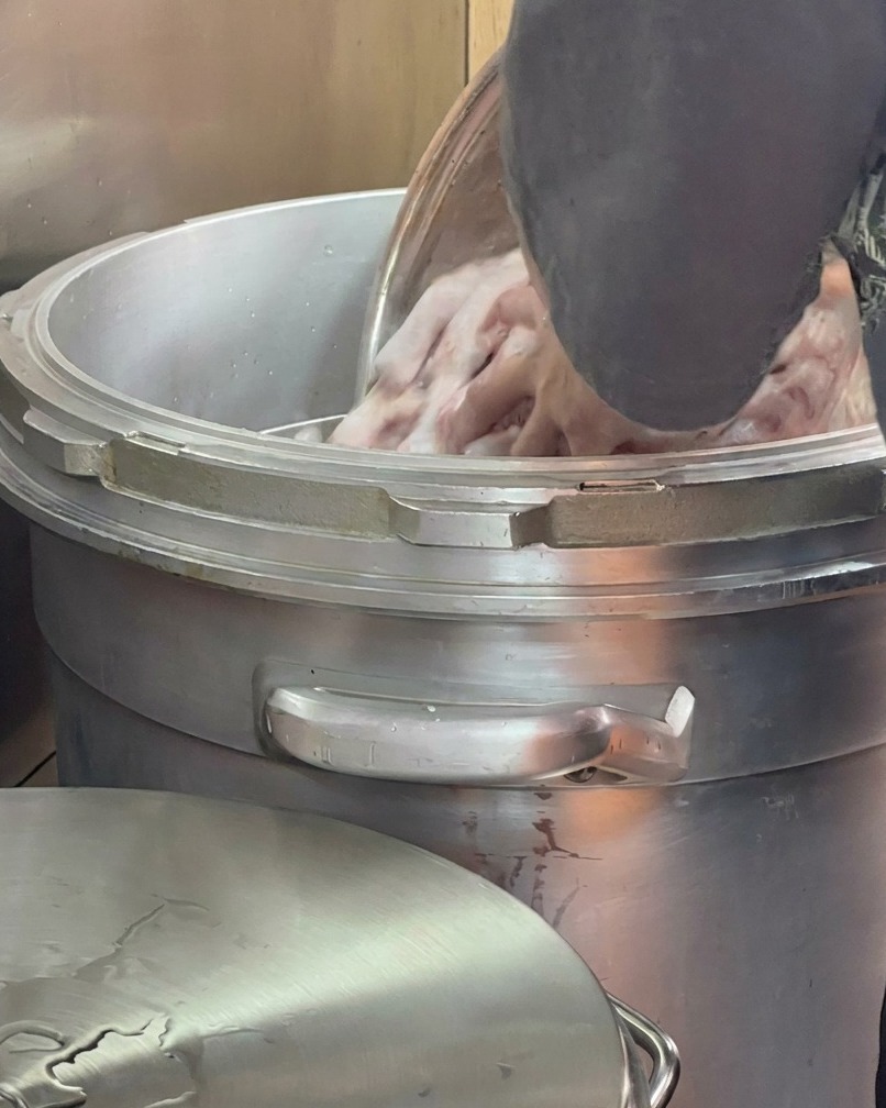 Acqua fresca versata sulle ossa allinterno di una grande pentola.