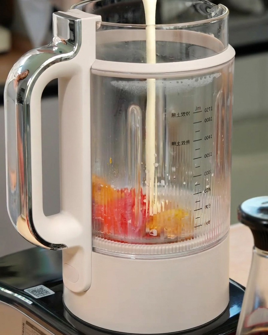 Latte e panna fresca versati in un frullatore con zucca e peperone arrostiti.