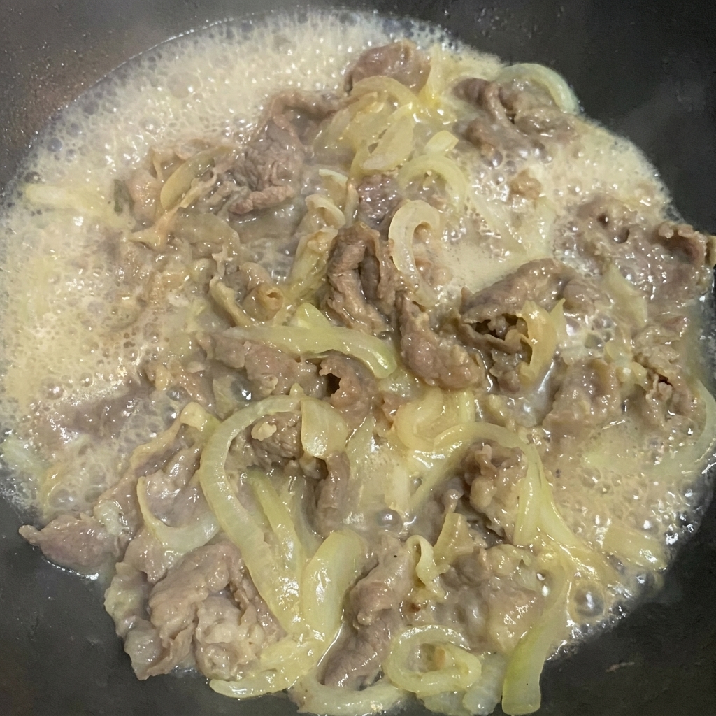 Condimento della miscela di manzo e cipolla con salsa di soia, zucchero e sale.