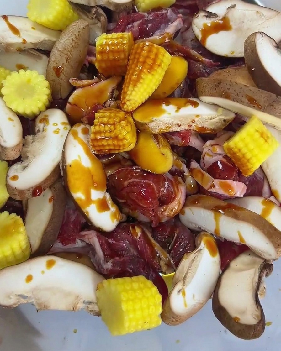 Salsa di soia ai frutti di mare e salsa di ostriche versate sulla miscela di manzo, funghi e baby corn.
