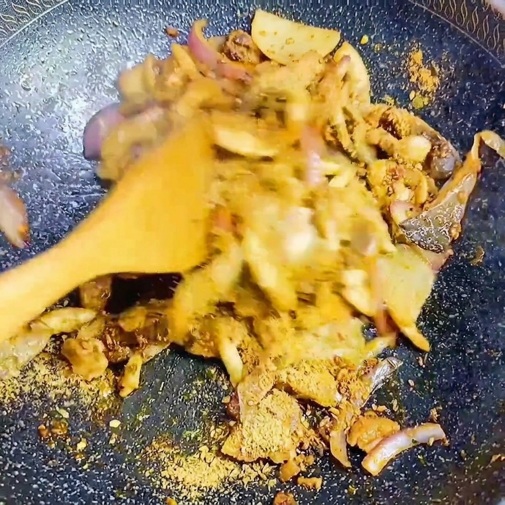 Funghi e cipolle saltati in padella con condimento BBQ coreano.