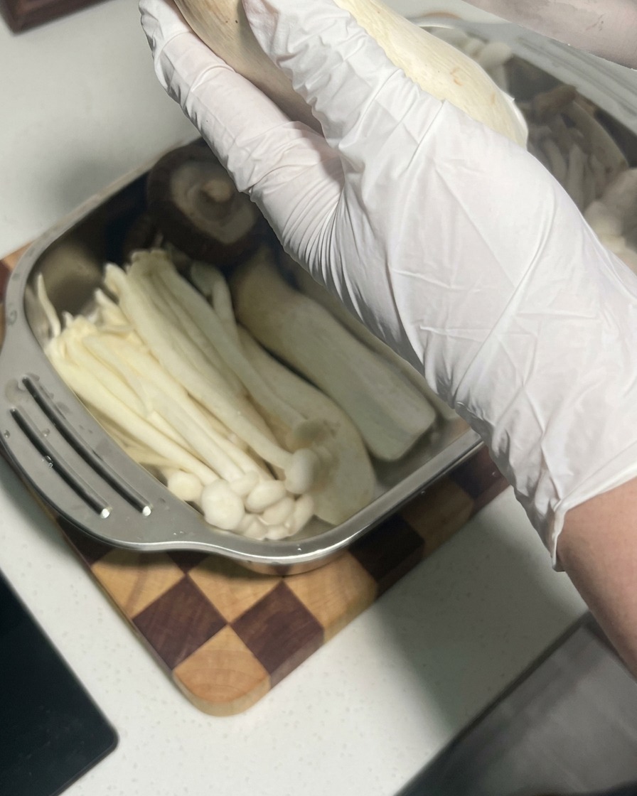 Primo piano di tagli paralleli superficiali fatti sul corpo di un fungo cardoncello crudo.