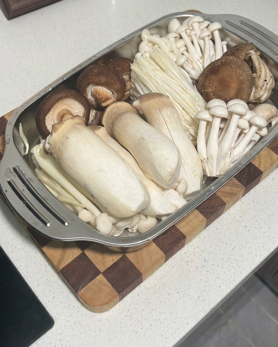 Pasta di gamberi cruda che viene spremuta da una sac-à-poche al centro delle cappelle di funghi shiitake.