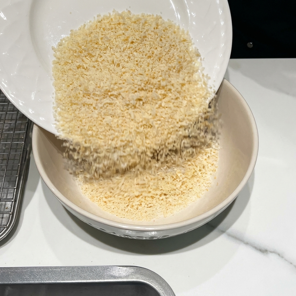 Una ciotola con pangrattato, Parmigiano e spezie pronti per essere mescolati.