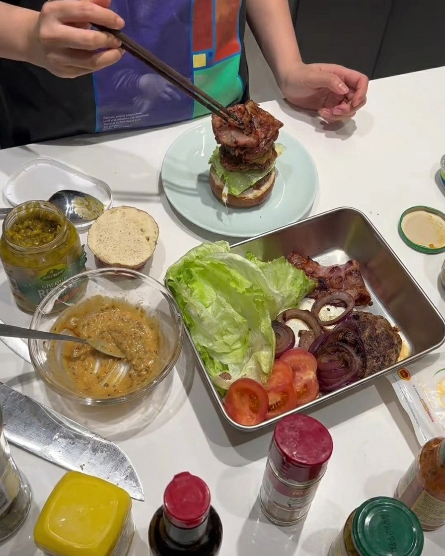 Strisce di pancetta croccante aggiunte al burger.