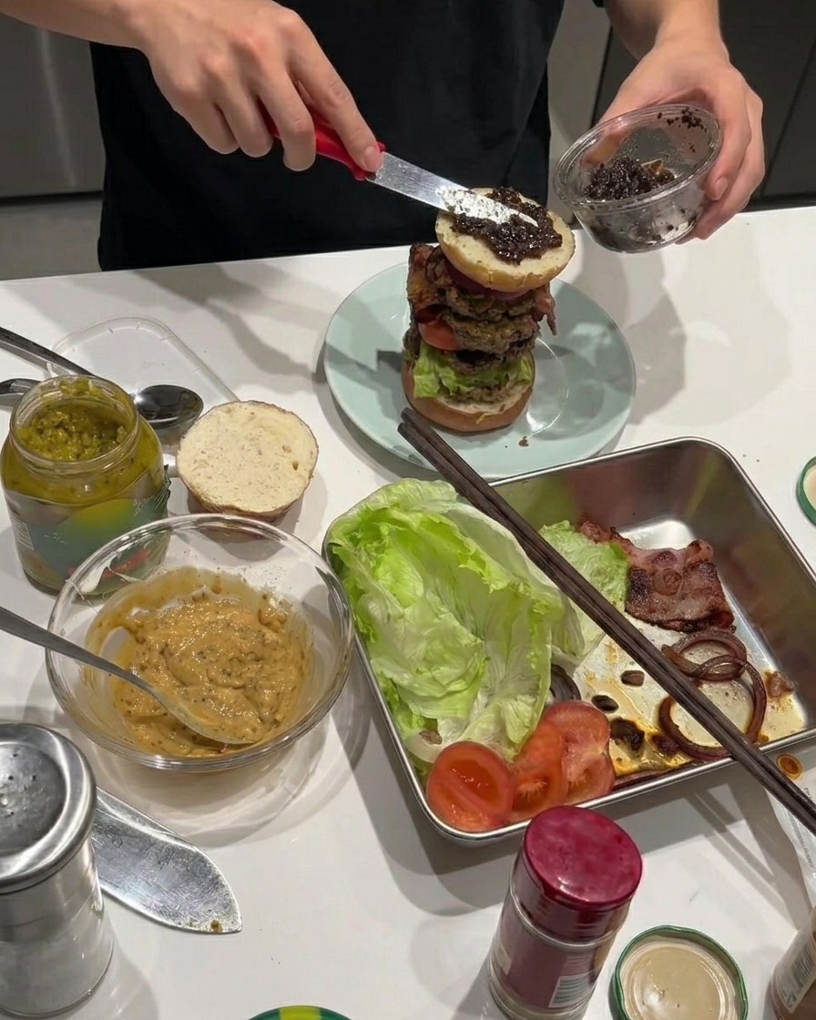 Pasta di tartufo nero spalmata sugli anelli di cipolla fritte.