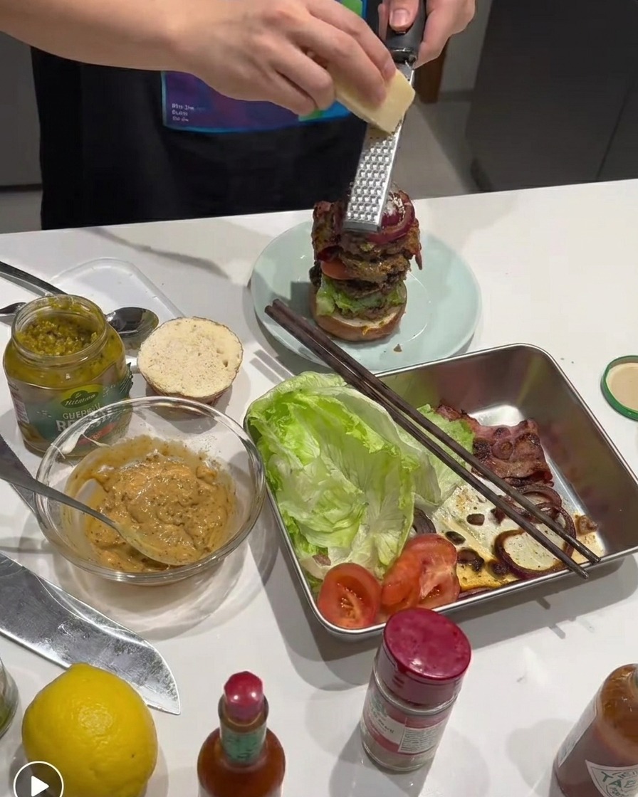 Parmigiano fresco grattugiato sopra il burger assemblato.