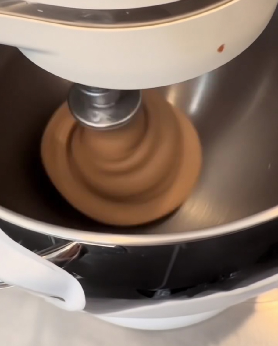 Impasto scuro al cacao modellato in palline lisce su un tappetino in silicone.
