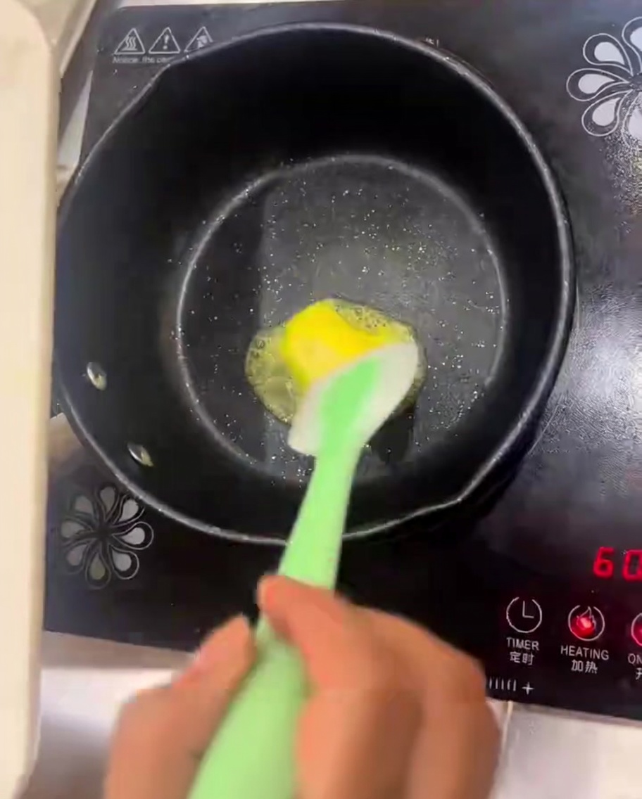Burro che scioglie in padella con cipolle e funghi che rosolano.