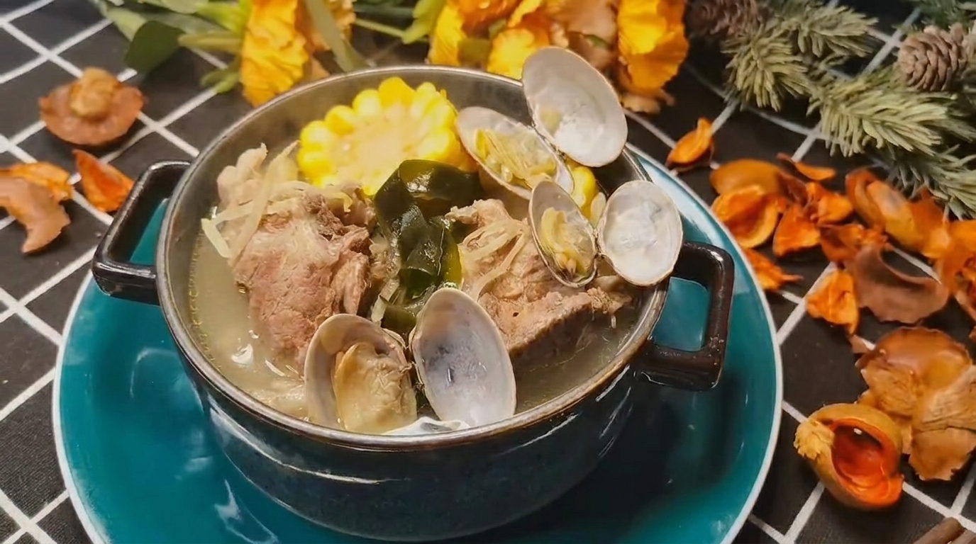 Zuppa di Costine di Maiale, Vongole e Alga Kelp