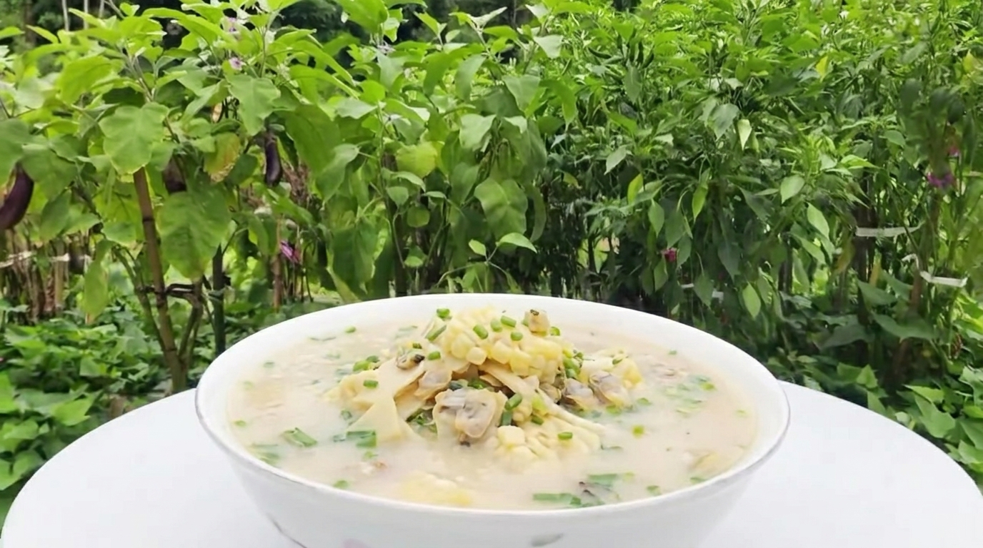 Zuppa Fresca di Vongole, Mais e Germogli di Bambù