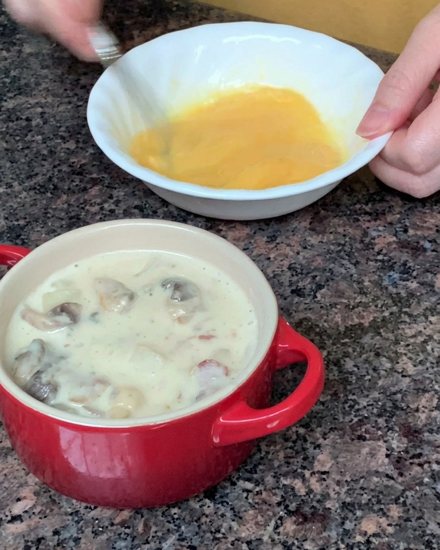Un disco di pasta sfoglia posizionato sopra una ciotolina per zuppa.