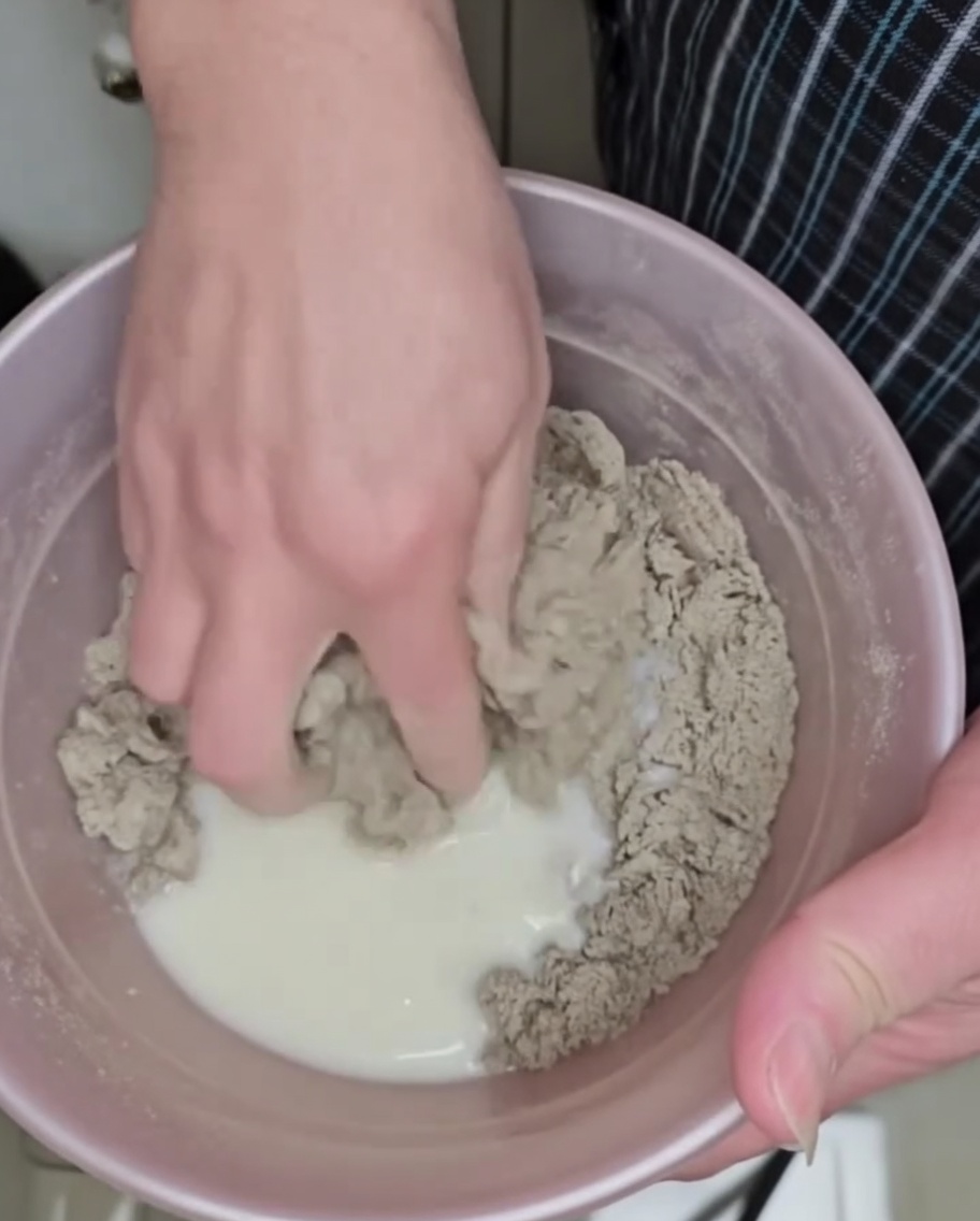 Impasto di grano saraceno lavorato a mano, formato in piccoli gnocchetti irregolari.