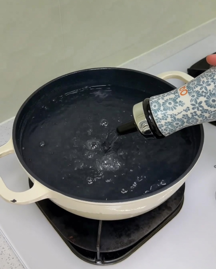 Aggiunta di sale e olio a una pentola dacqua sul fornello.