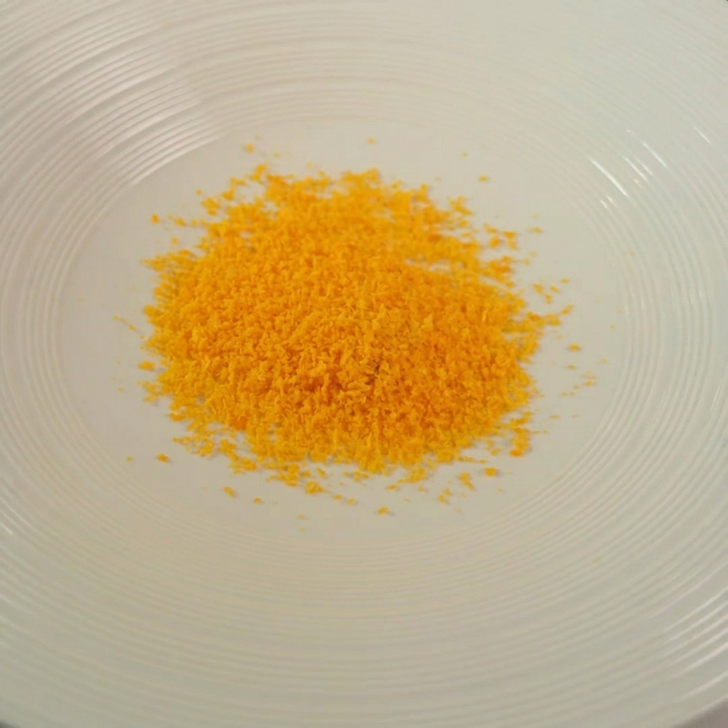 Ciotola con pangrattato, erbe e parmigiano.