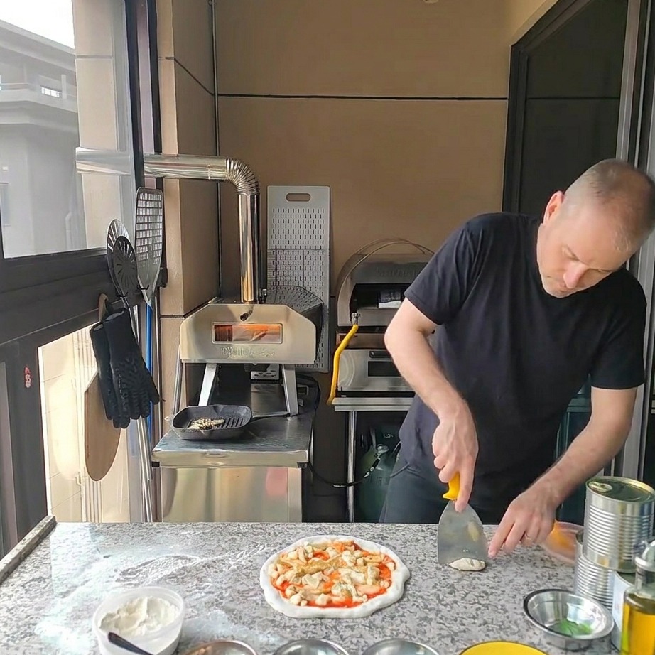 Pezzetti di pollo grigliato aggiunti sopra la pizza con carciofi e formaggio.