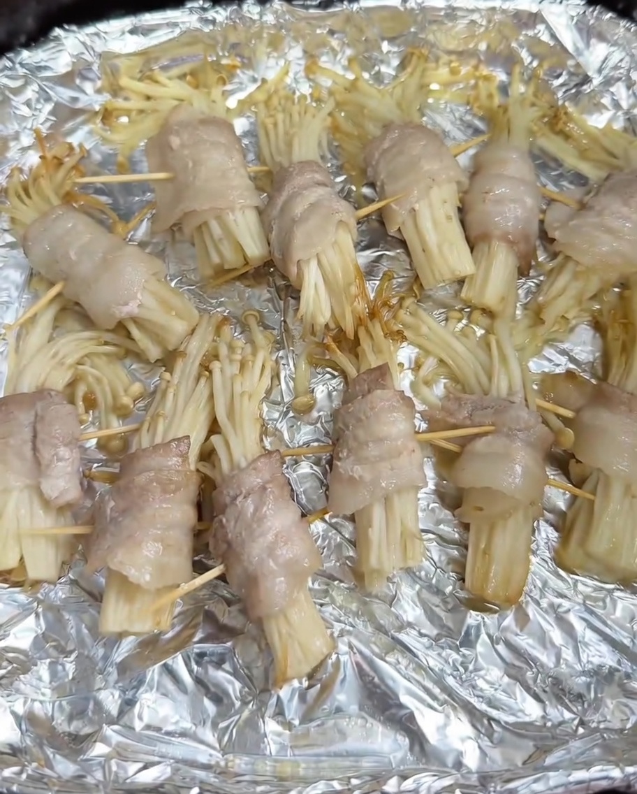 Spezie barbecue cosparse sugli involtini a metà cottura nel cestello.