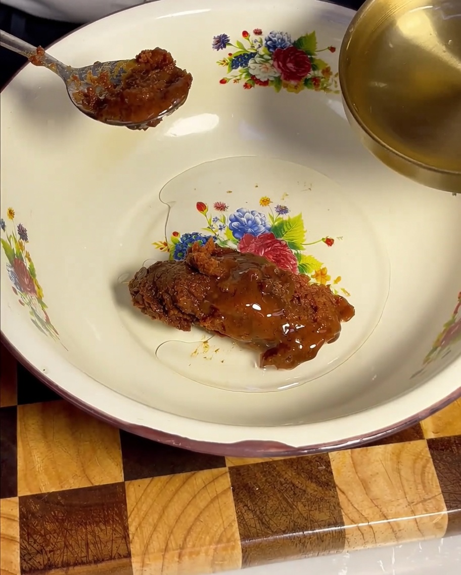 Vino da cucina versato da un mestolo dorato nella ciotola con la pasta di soia.