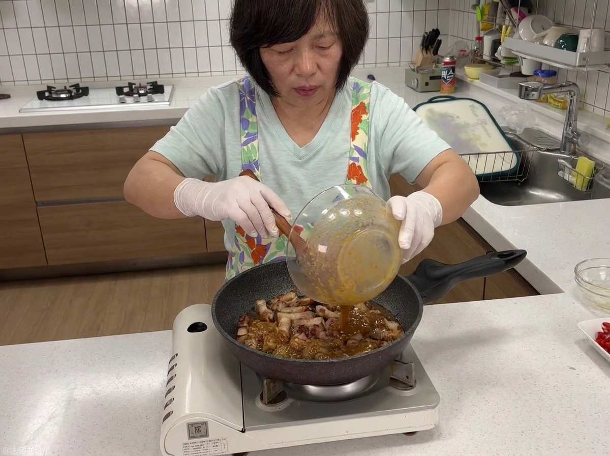 Salsa scura al miso versata da una ciotola nella padella con la pancetta rosolata.