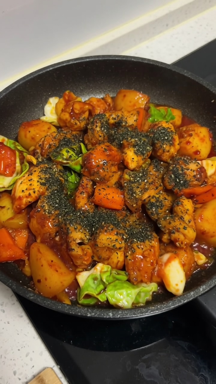Pollo Piccante Coreano Saltato in Padella (Dakgalbi)