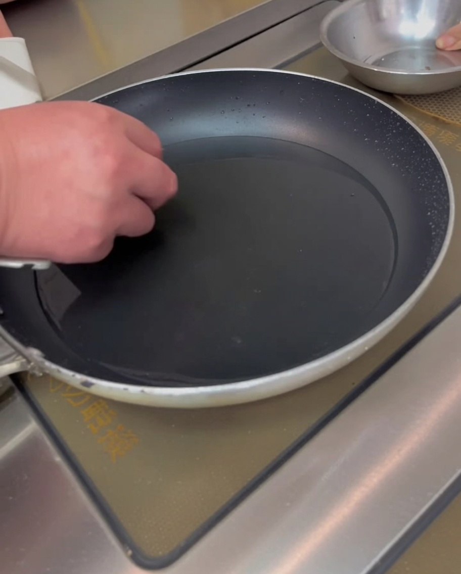 Tortini di riso che bollono in una pentola dacqua.