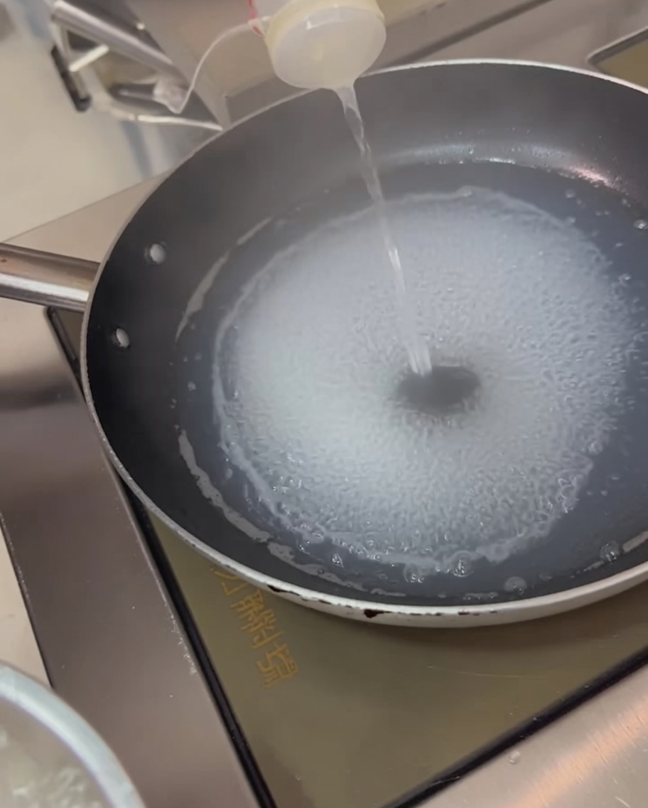 Anelli di calamari sbollentati in acqua bollente.