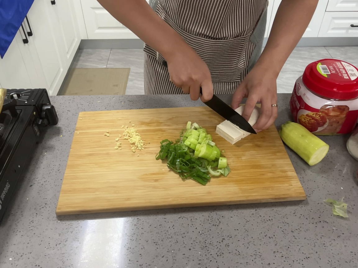Un panetto di tofu tagliato in cubetti regolari e della dimensione di un boccone.