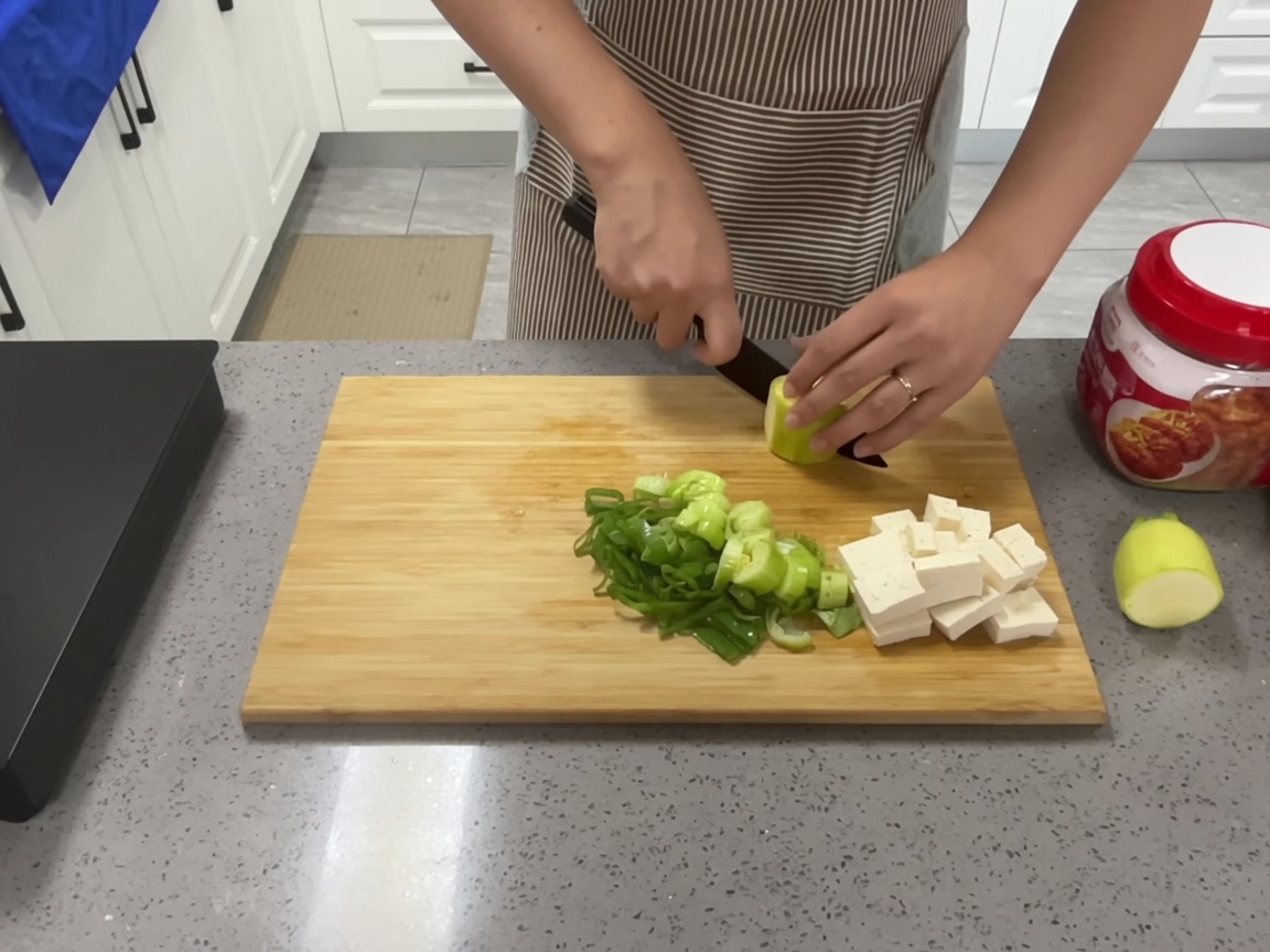 Rondelle di zucchina verde fresca disposte sul tagliere.