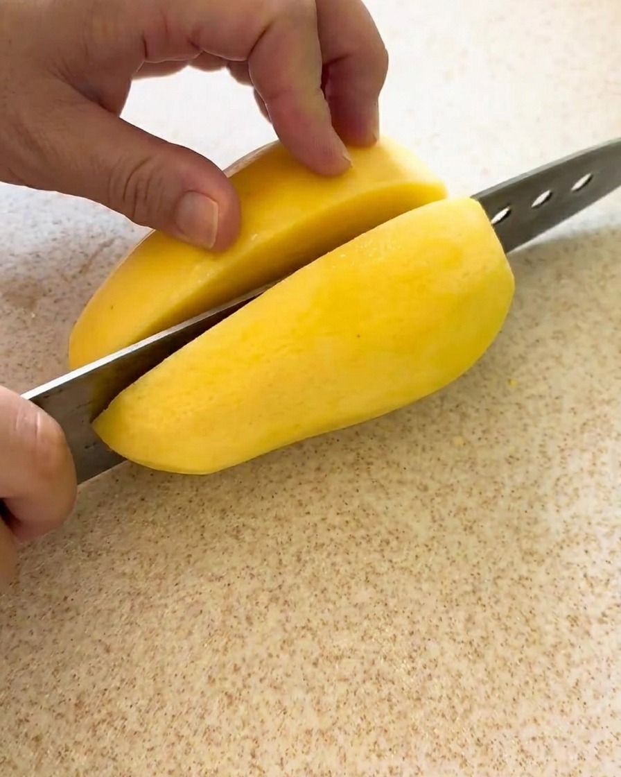 Patate tagliate a cubetti uniformi su un tagliere, pronte per lo stufato.