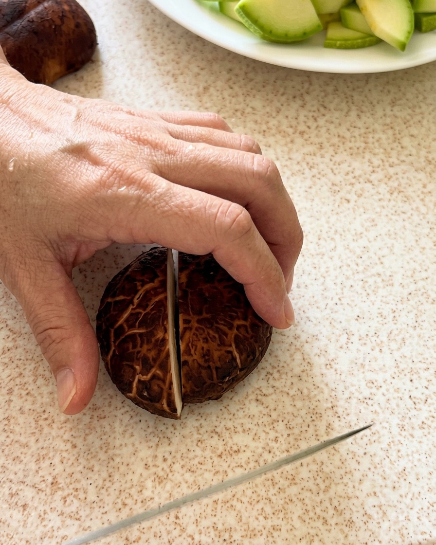 Funghi shiitake tagliati con cura su un tagliere.