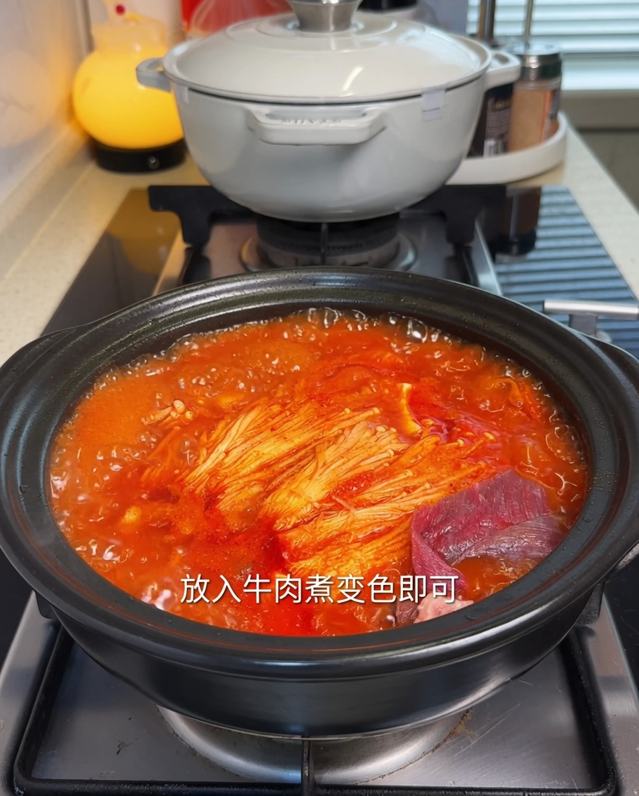 Teneri fettine di manzo marinate aggiunte nella zuppa bollente di kimchi e tofu.