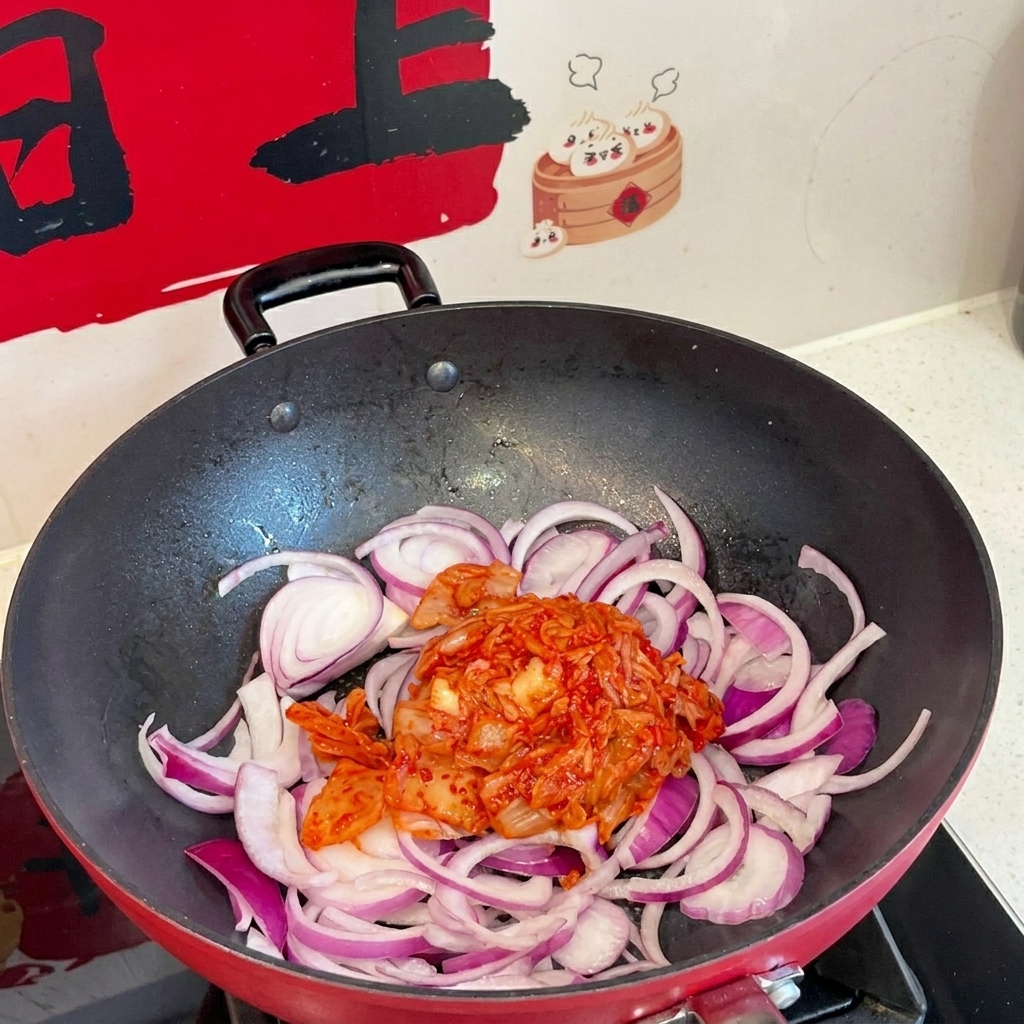 Una miscela di salsa scura viene versata da un misurino nella padella.