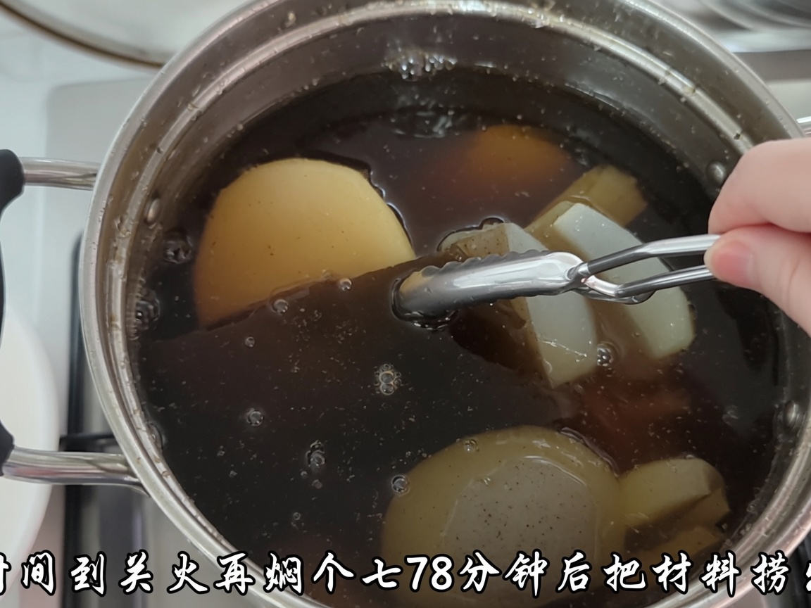 Filtrare gli ingredienti solidi dal brodo preparato.
