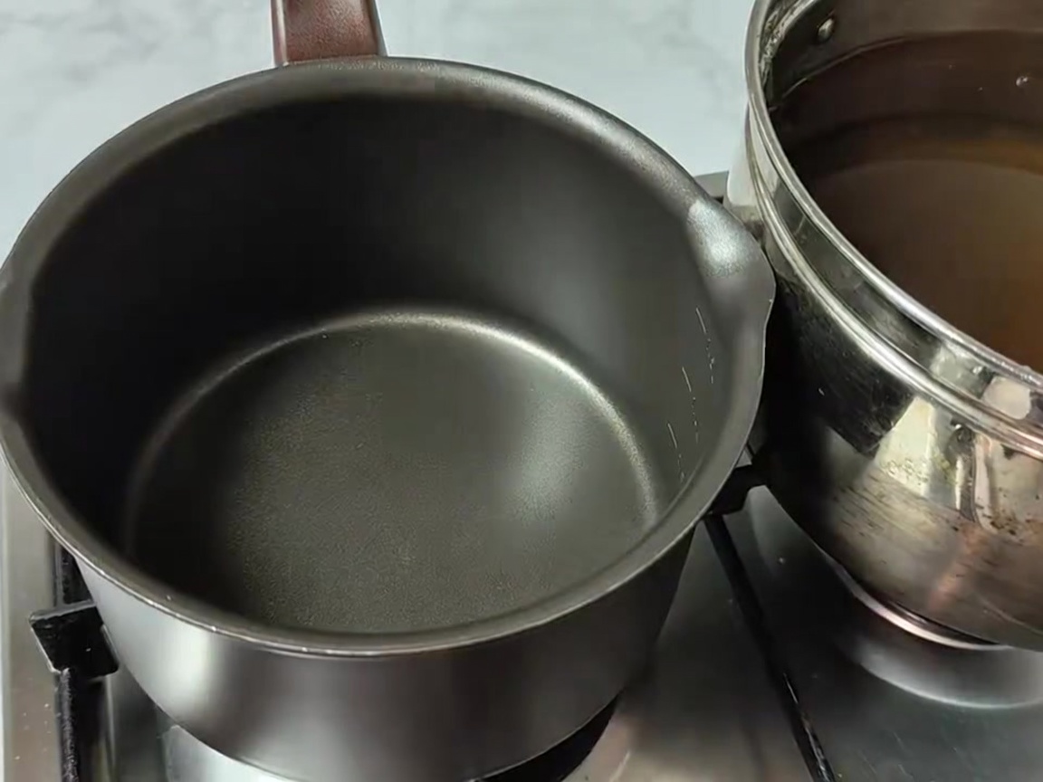 Ingredienti tra cui foglie di daikon, tofu, patate, cipolle e funghi enoki disposti in una pentola.