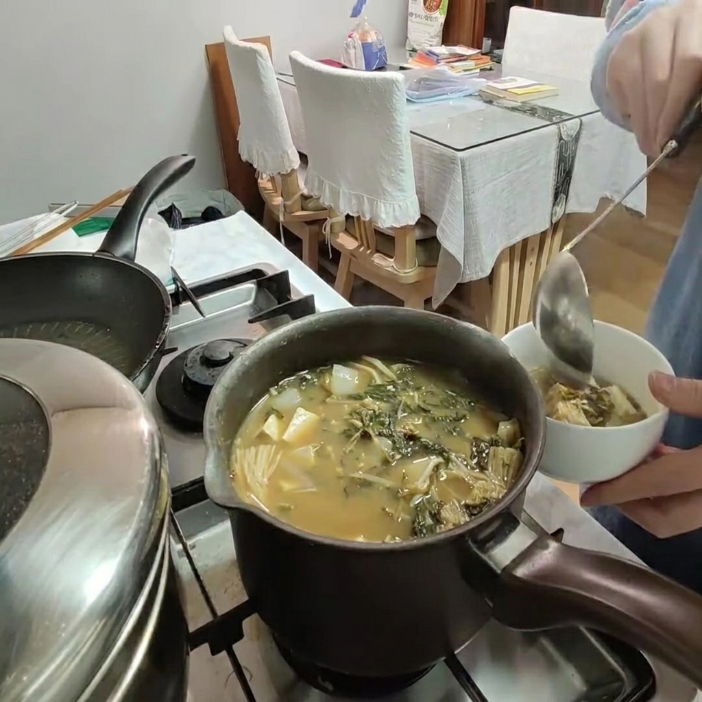 Brodo versato nella pentola contenente gli ingredienti dello stufato.