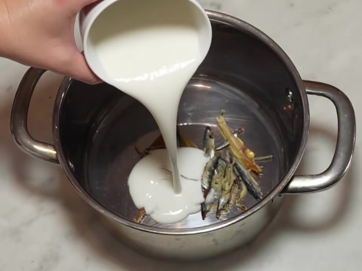 Quadrati di alga kombu secca nella pentola insieme alle acciughe.
